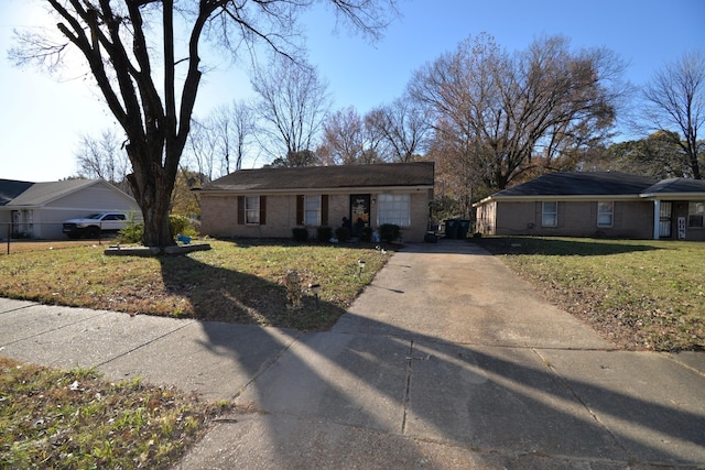 ranch-style home featuring a front lawn