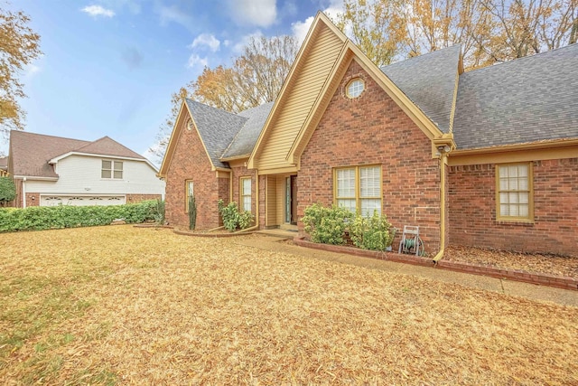 front facade featuring a front yard