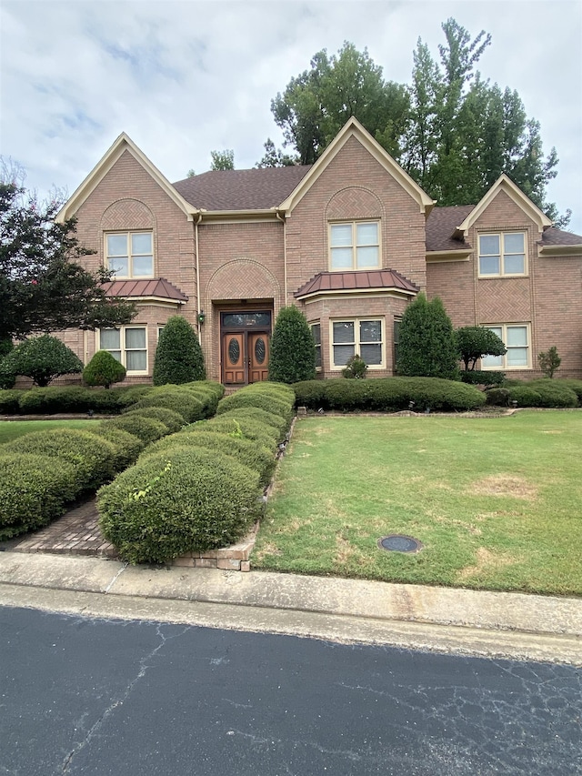 view of front facade featuring a front lawn