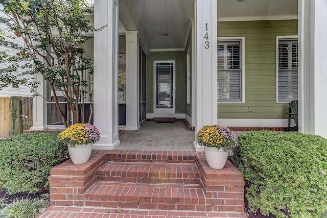 property entrance featuring a porch