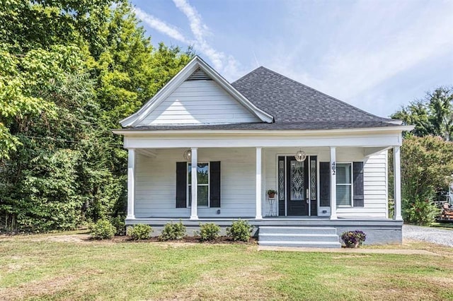 view of front facade featuring a front lawn and a porch