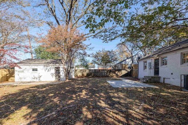 view of yard featuring a patio area