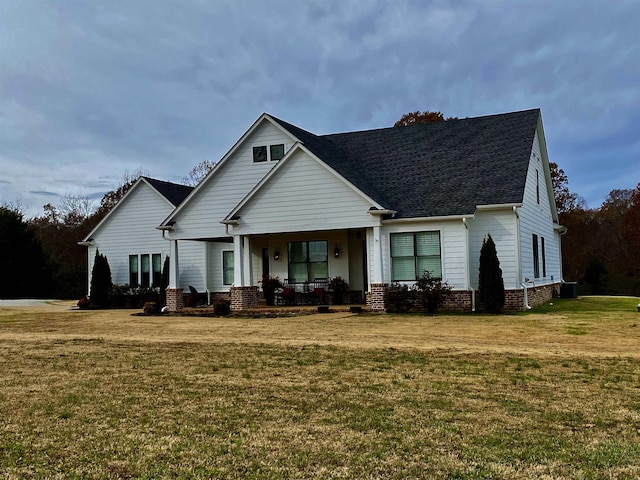 craftsman inspired home featuring a front lawn and a porch