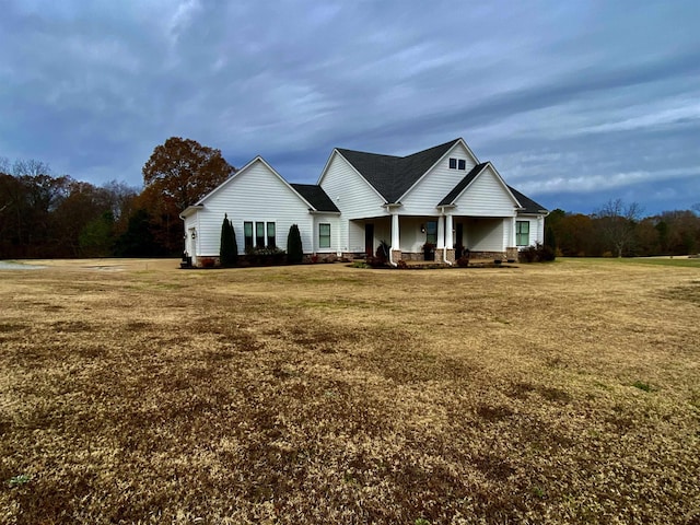 view of front of property featuring a front yard