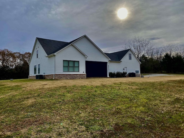 view of front of house featuring central air condition unit and a front yard