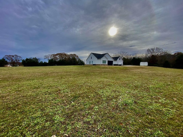 view of yard featuring a rural view