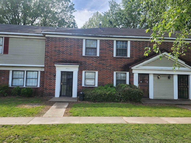 townhome / multi-family property featuring a front yard