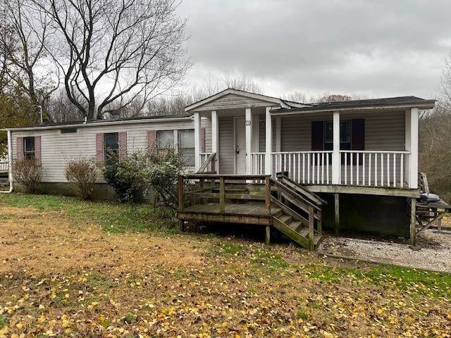 view of front facade featuring a front yard and a porch