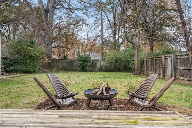 view of yard featuring an outdoor fire pit