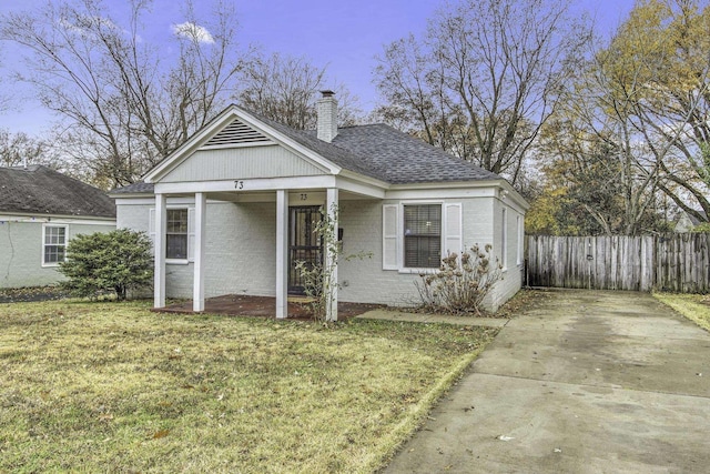 bungalow featuring a front lawn