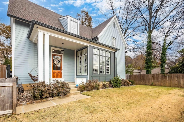 view of front of property featuring a front yard