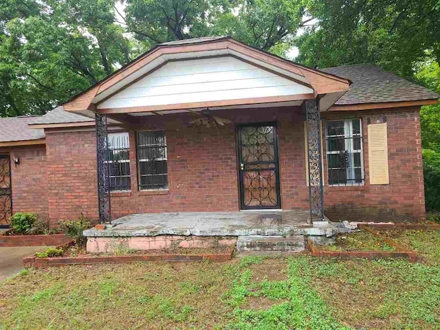 view of front facade featuring covered porch and a front lawn