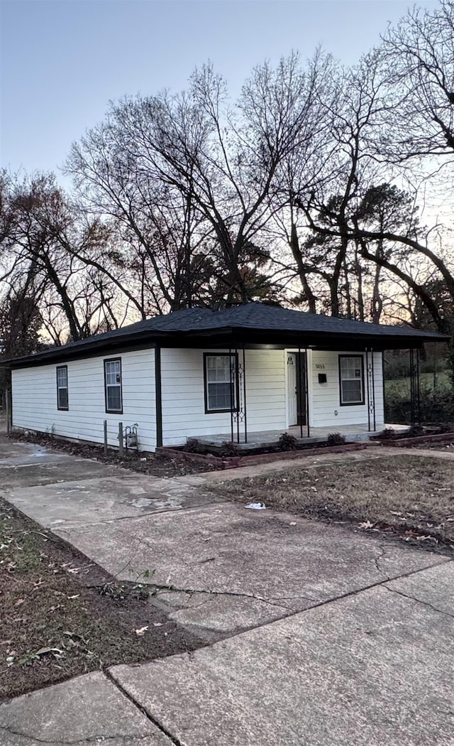 ranch-style home with a porch