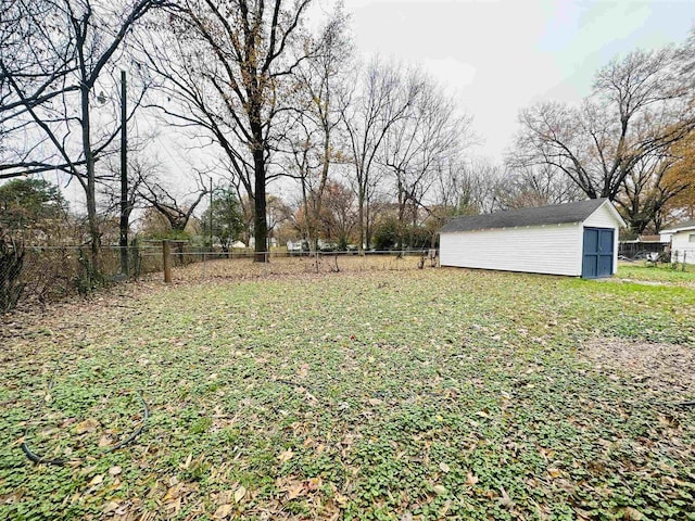 view of yard with an outdoor structure