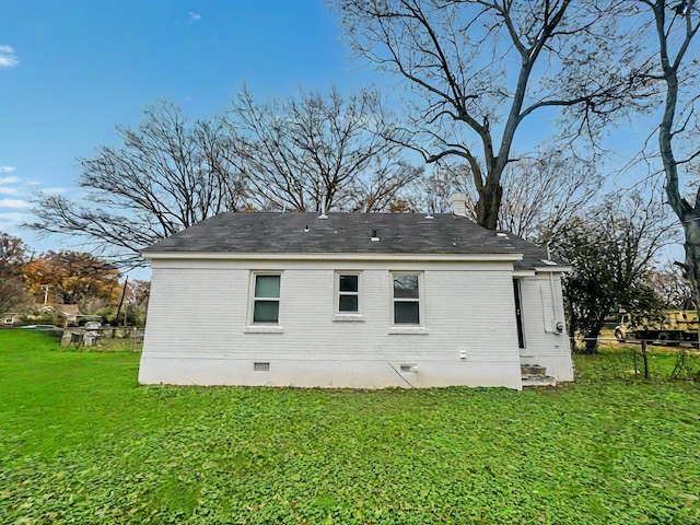 back of house featuring a lawn