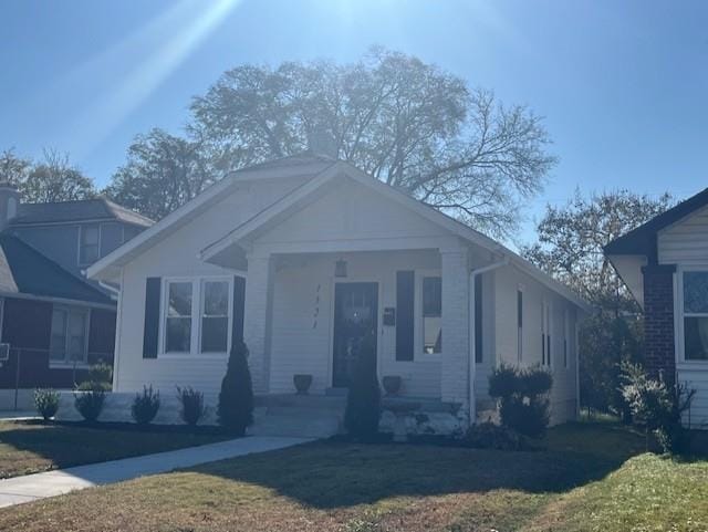 view of front of house with a front lawn