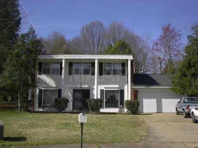 view of front of property with a garage and a front yard