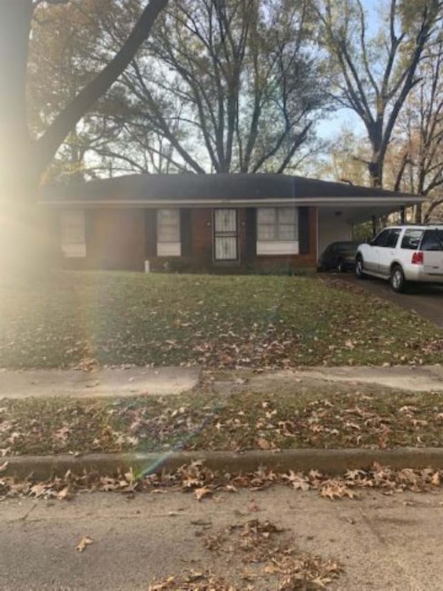 view of front of house featuring a front yard and a carport