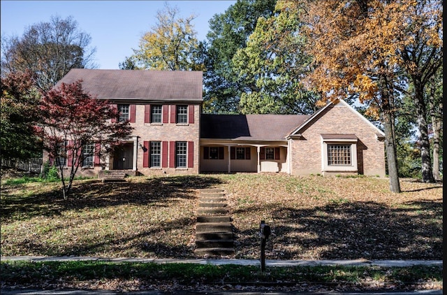 view of front facade with a front yard