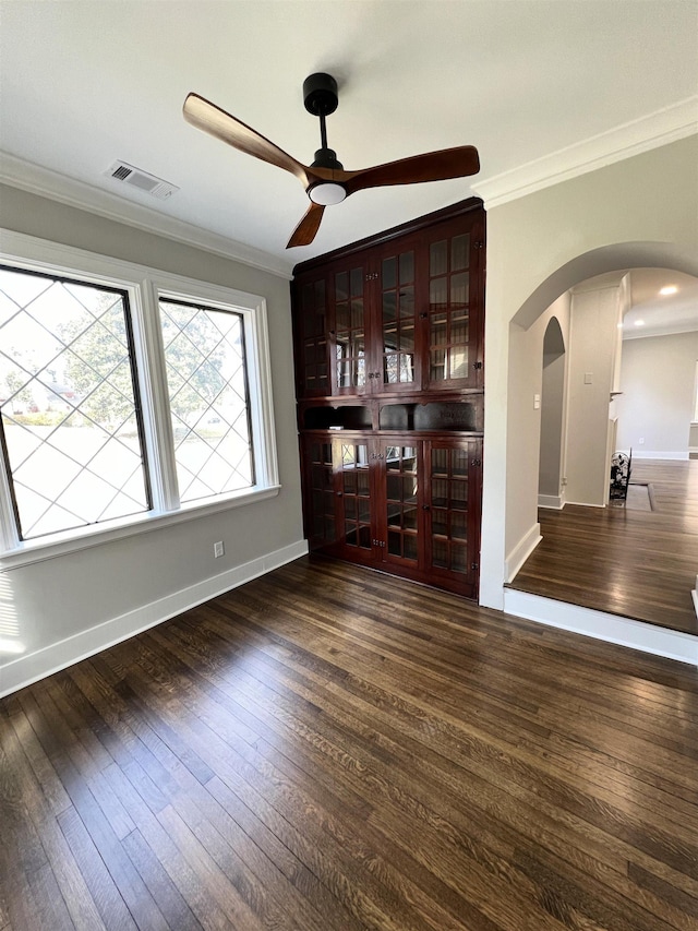 bar featuring crown molding, ceiling fan, and dark hardwood / wood-style floors