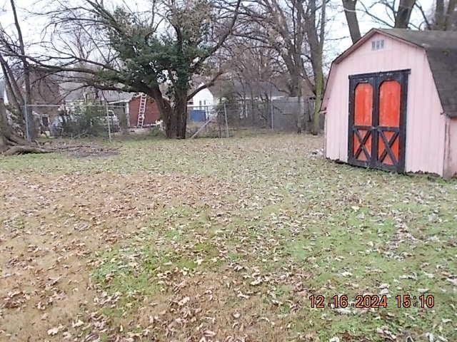 view of yard featuring a shed