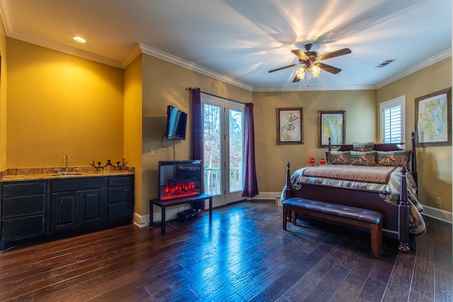 bedroom featuring dark hardwood / wood-style floors, ceiling fan, indoor wet bar, and ornamental molding