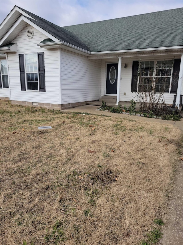 ranch-style house featuring a front yard