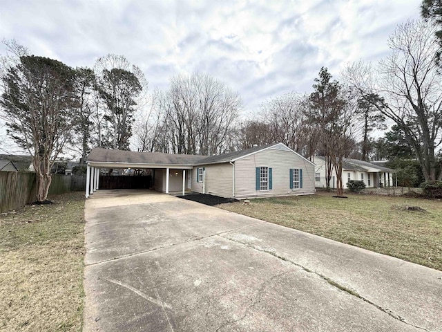 view of front of home featuring a front lawn and a carport