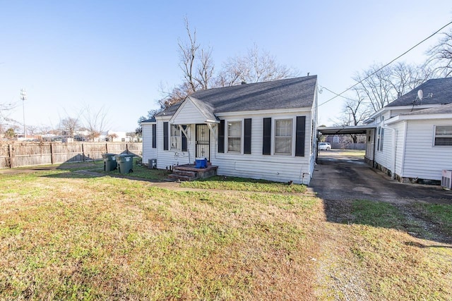 view of front of house featuring a carport and a front lawn