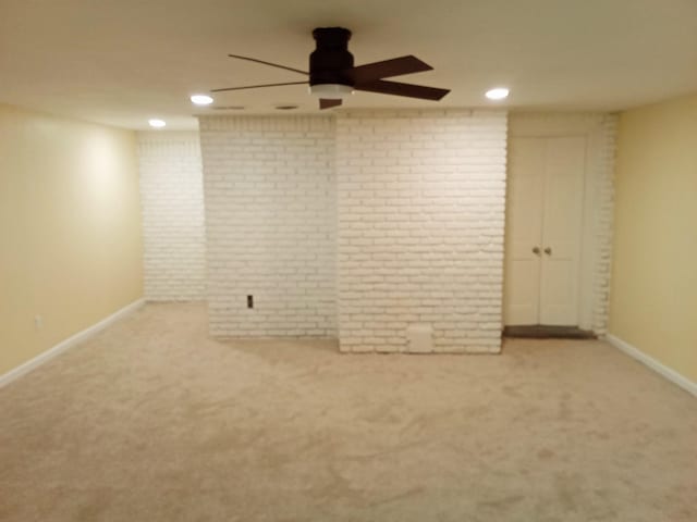 unfurnished room with carpet and ceiling fan