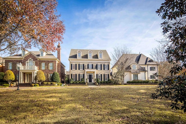 view of front facade featuring a front yard