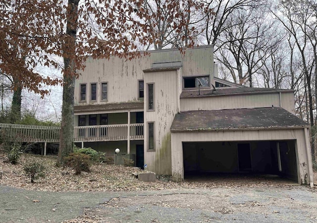 view of front of property featuring a garage