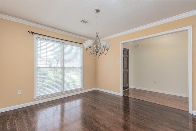 spare room featuring a textured ceiling, dark wood-type flooring, a notable chandelier, and ornamental molding