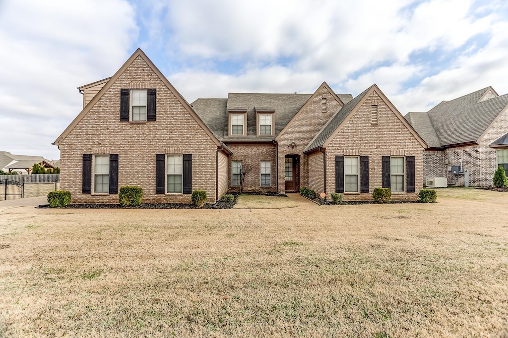 view of front of home featuring a front yard