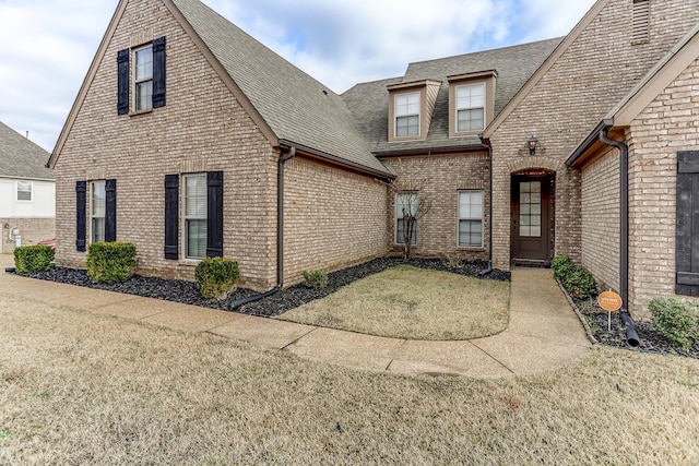 view of front of property featuring a front yard