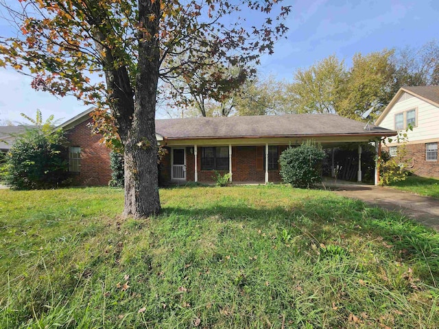 view of front of property featuring a carport and a front yard