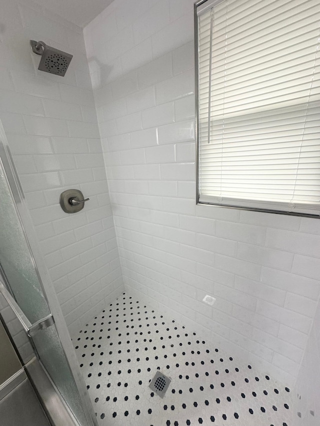 bathroom featuring a tile shower