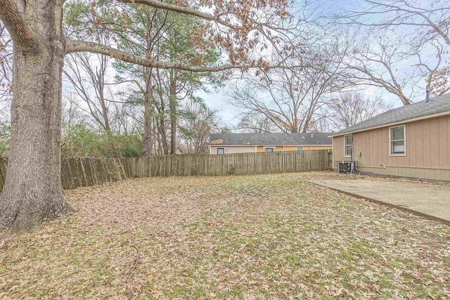 view of yard featuring a patio