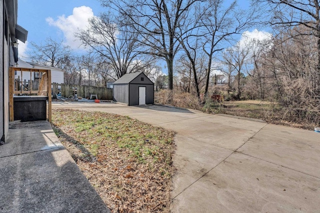 view of yard with a storage unit