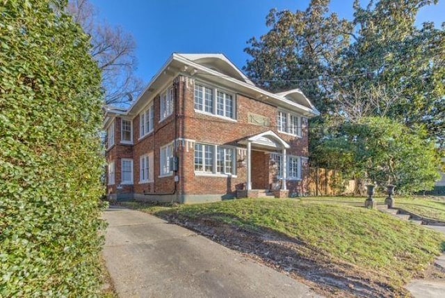 view of front facade with a front lawn