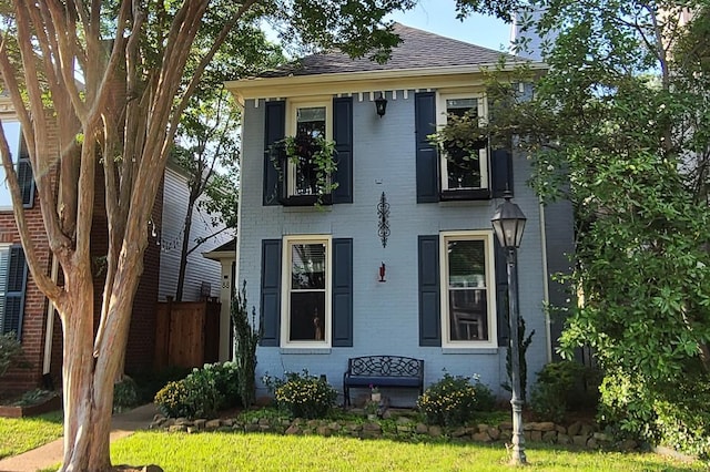 view of front facade featuring a front lawn