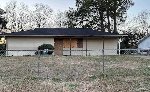 view of front of property with a front yard