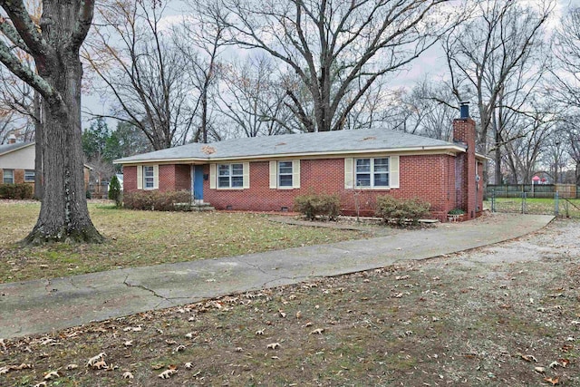 single story home featuring a front yard