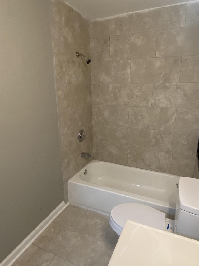 bathroom with tiled shower / bath and toilet