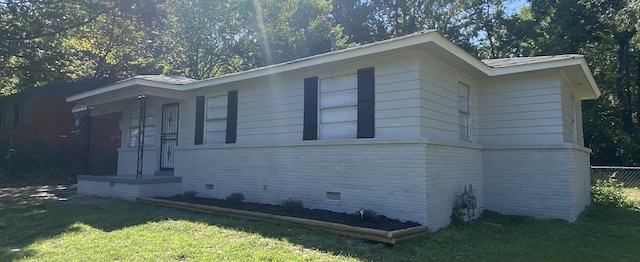 view of side of property featuring a yard