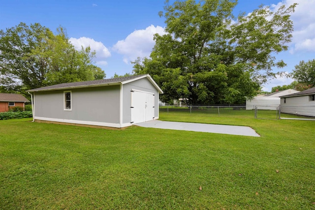 view of yard featuring a storage shed