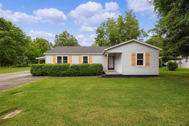 ranch-style house featuring a front yard