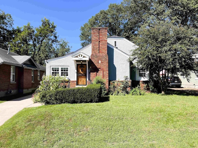 view of front of home featuring a front yard