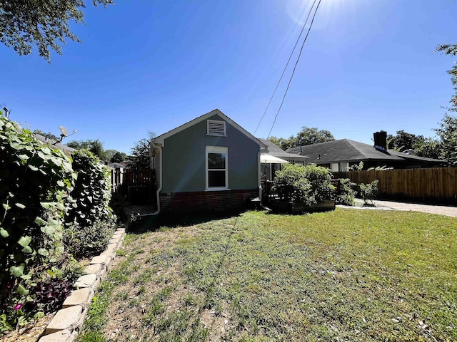 view of front of house with a front lawn