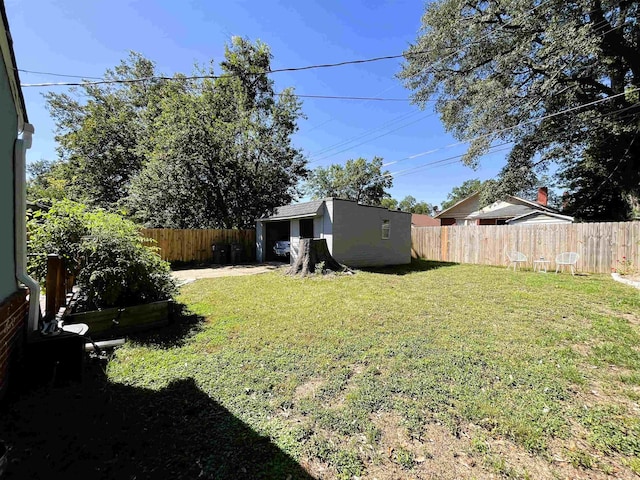 view of yard with an outdoor structure